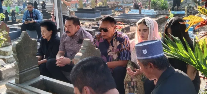Jaksa Agung ST Burhanuddin Ziarah ke Makam Orang Tua di Majalengka